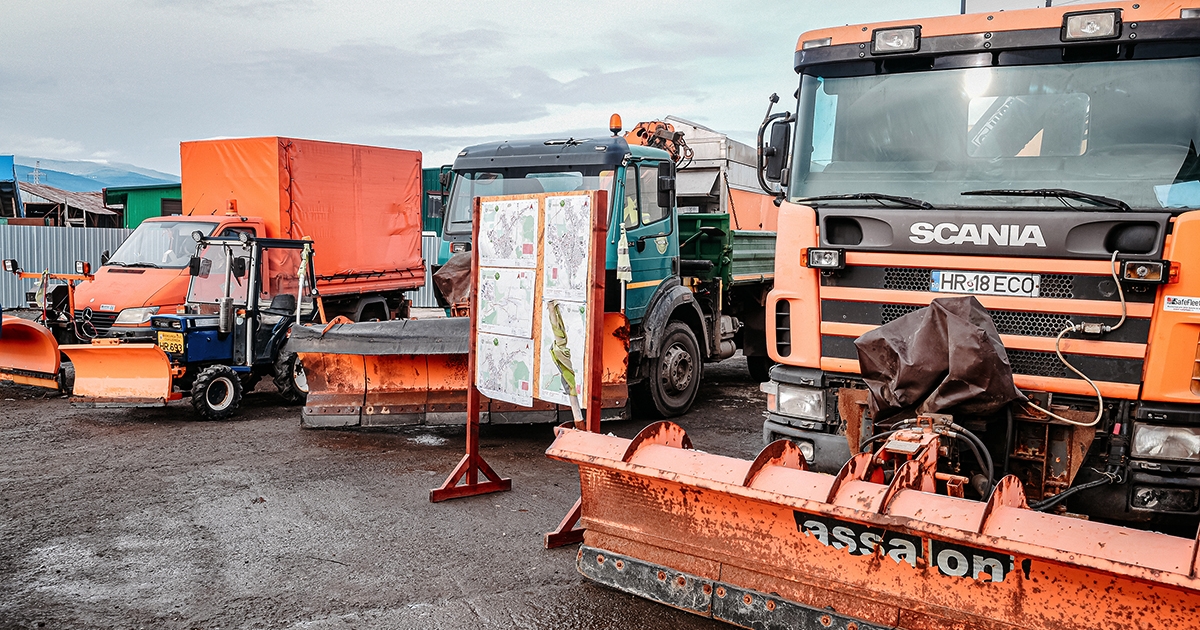 Az első csúszásmentesítő szórásokon már túl van a karbantartó